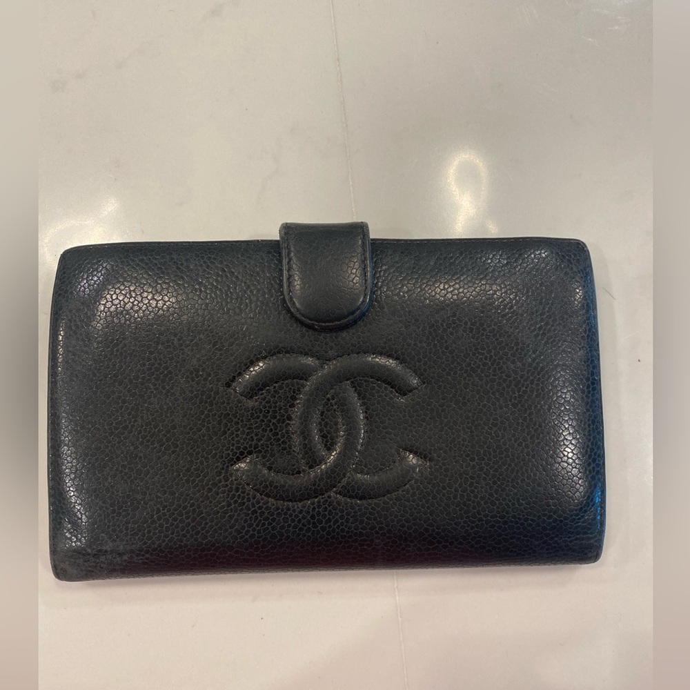 Gucci wallet leather looks brand new
